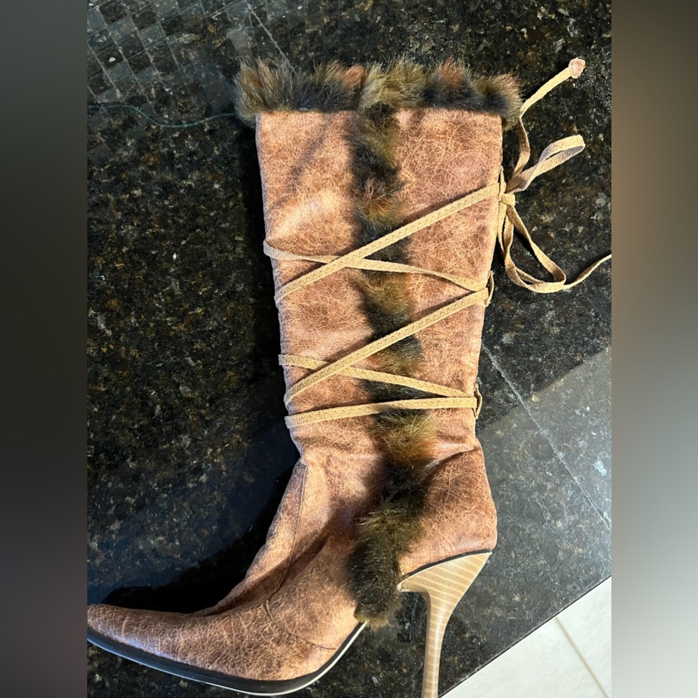 Boots with lace up